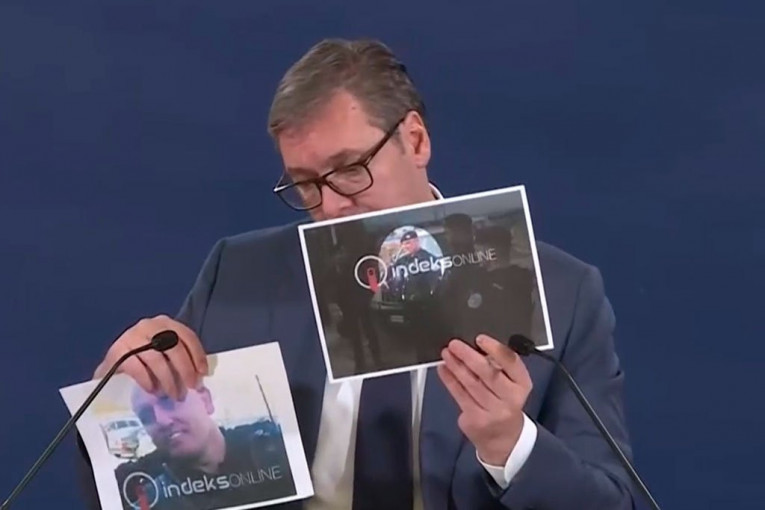 Aleksandar Vučić pokazuje fotografije