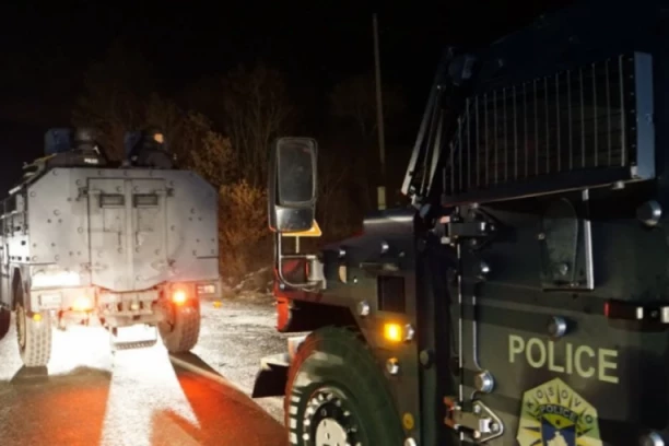 OCA I SINA IZ ZUBINOG POTOKA PRETUKLA KOSOVSKA POLICIJA! Držali ih u automobilu, pa počeli da ih udaraju! (FOTO)