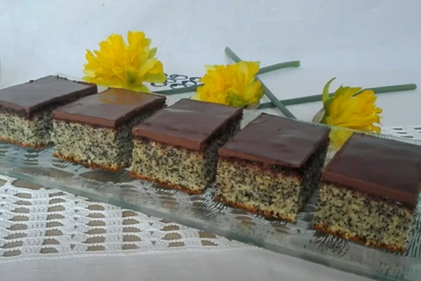 KOLAČ SA MAKOM I JOGURTOM: Spreman za pet minuta - pomešaš, izliješ i ispečeš!