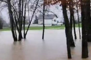 APOKALIPTIČNE SCENE KOD KOMŠIJA! Zbog poplava proglašeno VANREDNO STANJE u Kozarskoj Dubici, oko 50 domaćinstva zahvaćeno vodom! (VIDEO)