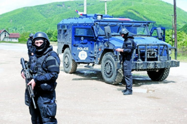 TAKOZVANA KOSOVSKA POLICIJA UPALA LJUDIMA U ZGRADE U SEVERNOJ MITROVICI! Vrši se pretres!