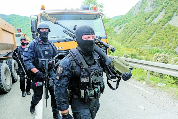 KURTIJEVA POLICIJA NAPALA GRAĐANE U ZVEČANU! Bačen i suzavac! (VIDEO)