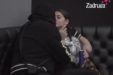 MESI, MESI, NEĆE NIŠTA DA TI ŠKODI: Skandal u "Zadruzi", Car usred uživo programa zavukao Milici ruku ISPOD MAJICE, pa krenuo da je DAVI! (VIDEO)