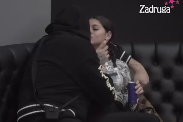 MESI, MESI, NEĆE NIŠTA DA TI ŠKODI: Skandal u "Zadruzi", Car usred uživo programa zavukao Milici ruku ISPOD MAJICE, pa krenuo da je DAVI! (VIDEO)