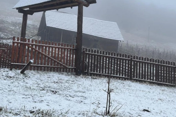 ZABELELO SE NA GOLIJI! Meštani se opremili namirnicama, sneg dočekali spremni (FOTO)