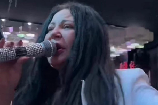 STOJA SE OPET IZOBLIČILA: Pevačica potpuno neprepoznatljiva, sva NABUBRELA! Isplivale šok fotke, javnost je napljuvala: Džabe si dala silne pare za OPERACIJE u Turskoj (FOTO)