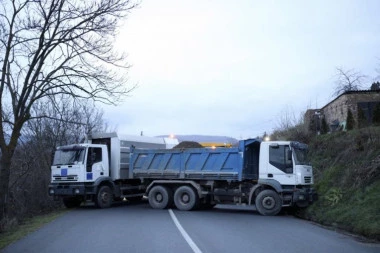 INCIDENT NA BARIKADAMA U KOSOVSKOJ MITROVICI! Kabine kamiona izgorele!