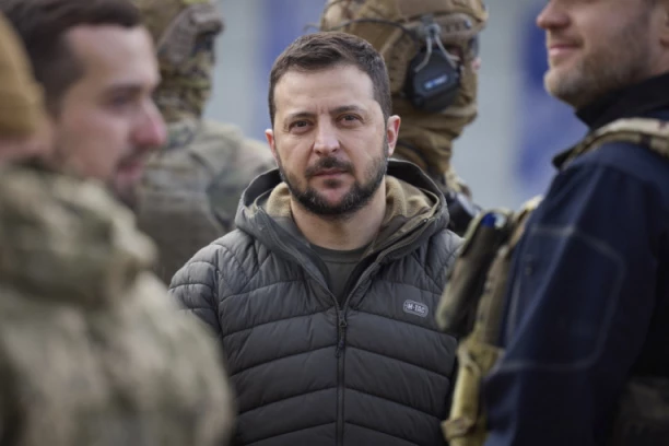 NOSIM PIŠTOLJ SA SOBOM I ZNAM DA PUCAM! Zelenski o Rusima: Da su ušli u Kijev, uzvratio bih vatru!