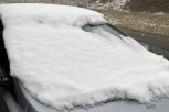KAKO JE UOPŠTE NEŠTO VIDEO? Vozio 8 kilometara automobil zatrpan snegom, evo koliko se plaća kazna za ovo! (FOTO)