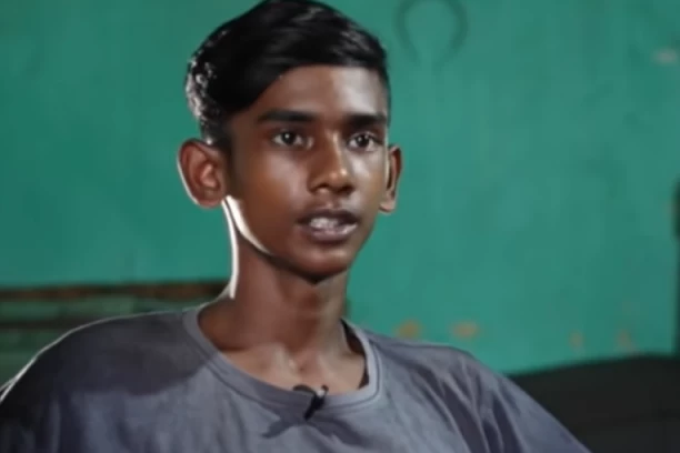 RUKA MU TEŠKA CELIH OSAM KILOGRAMA! Ljudi beže od njega i zovu ga "ĐAVOLJE DETE!  (VIDEO/FOTO)