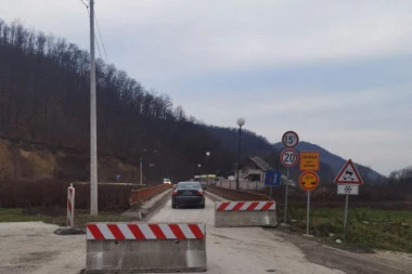 POSTAVLJENE BARIKADE NA ULAZU U LUČANE! Saobraćaj zabranjen, zbog mostova u lošem stanju, meštani obilaze do Guče! (FOTO)