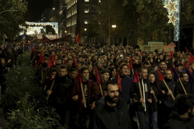 HAOS U GRČKOJ! Hiljade ljudi na ulicama zbog UBISTVA TINEJDŽERA (16)! (FOTO/VIDEO)