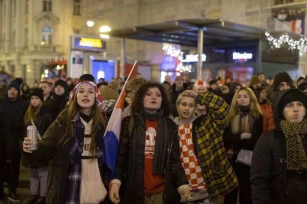 SRAMOTA HRVATA: Albanska zastava na trgu Bana Jelačića tokom meča, a orio se i Tompson (VIDEO)