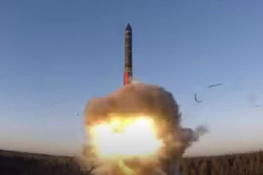 PUTIN PRETI STRAŠNIM JARSOM! Ova balistička raketa može da pogodi Veliku Britaniju i SAD! Zaključana je i utovarena u silosu u blizini Moskve (VIDEO)