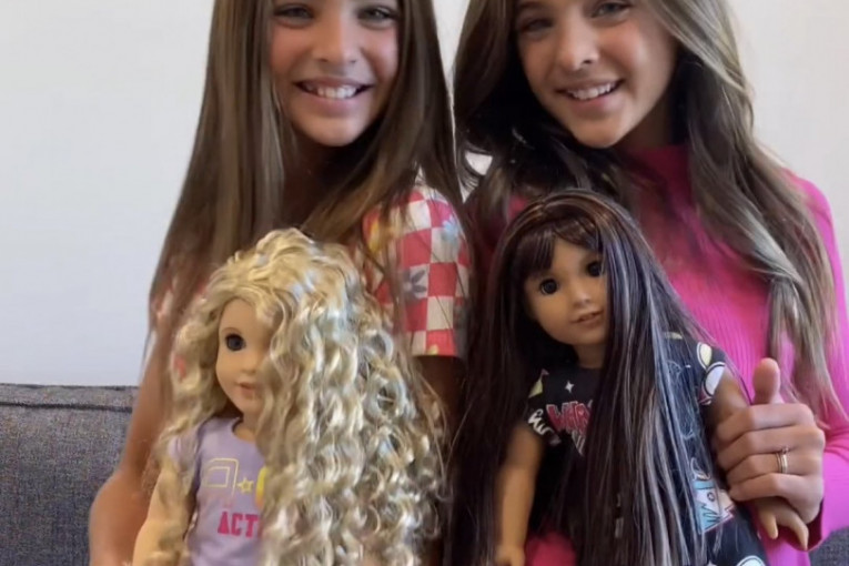 Devojčice pokazuju lutke