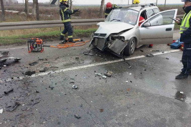 TEŠKA NESREĆA U BEOGRADU: Automobil sleteo sa puta, muškarac (29) teško povređen
