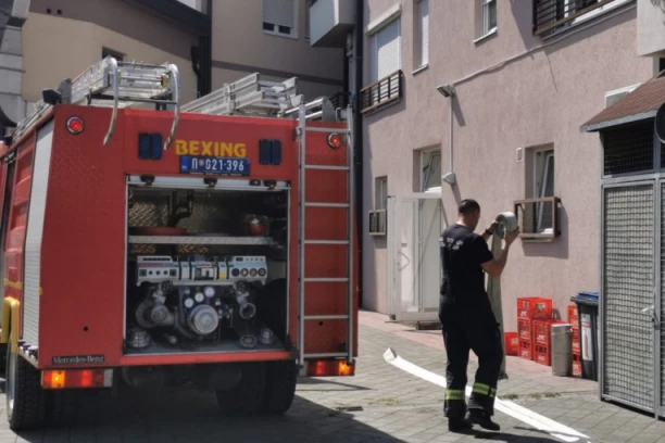 POŽAR U VRANJU: Evakuisane okolne kuće, vatra buknula u kuhinji