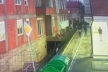 ŠOKANTAN SNIMAK PUCNJAVE U OBRENOVCU: Evo kako su pucali na S.T. (28) ispred zgrade! (VIDEO)