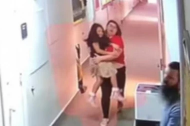 NASTAVNICA U ŠKOLI BACILA NA POD GLUVONEMU DEVOJČICU! Roditelji izgoreli od besa, snimak postao viralan, JEZIVO! (VIDEO)