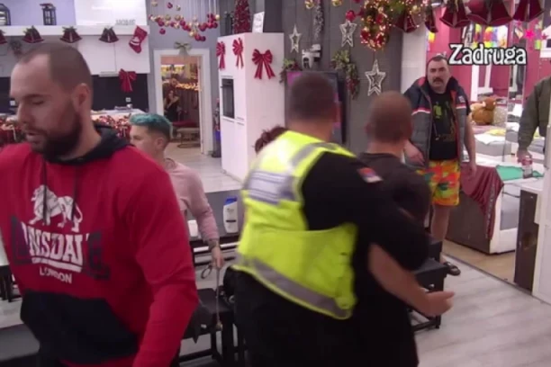 OBEZBEĐENJE JEDVA ZAUSTAVILO IZBEZUMLJENOG PETRUĆIJA: Peca bez milosti lupio šamar zadrugarki, Marko krvnički nasrnuo na njega! KARAMBOL! (VIDEO)