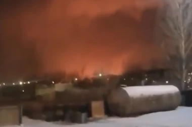 EKSPLOZIJA U NAJVEĆOJ RAFINERIJI NAFTE U SIBIRU: Dvoje  poginulo, stanovnici mislili da se radi o zemljotresu (VIDEO)