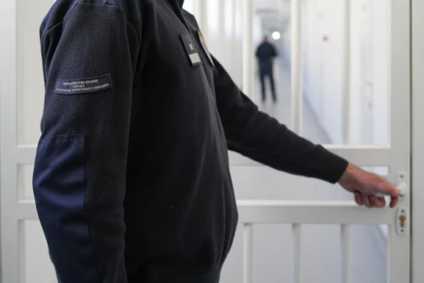 SVI SE PITAJU ŠTA JE PRVO URADIO! Muškarac pušten na slobodu posle 30 godina zatvora - Čim je napustio ćeliju POŠAO OVDE!