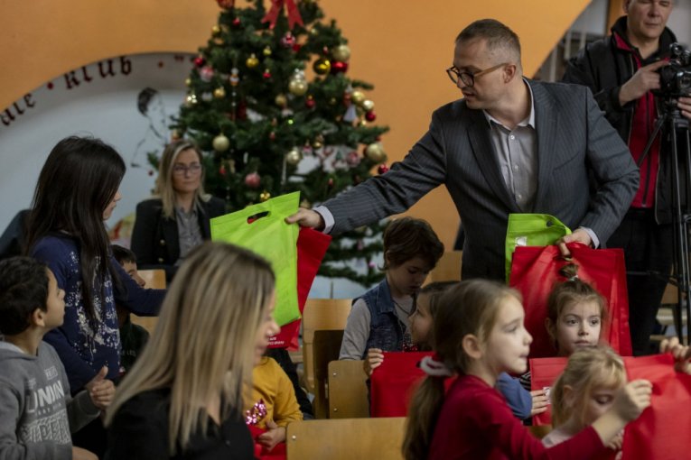 Izvršni direktor JKP "Parking servis" Nikola Krajnović deli poklone osnovcima