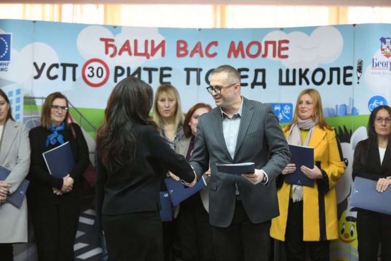 Izvršni direktor JKP "Parking servis" Nikola Krajnović dodeljuje profesorima nastavna sredstva prikupljnena u ovoj akciji