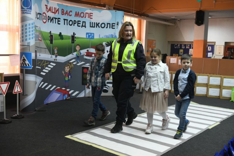 Saobraćajni policajac Ivana sa đacima praktično objašnjava pravila u saobraćaju