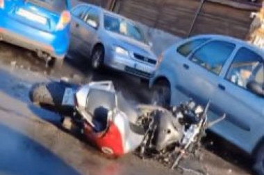 STRAVIČNA NESREĆA NA ZRENJANINSKOM PUTU: Delovi motocikla na sve strane, stradao vozač skutera!