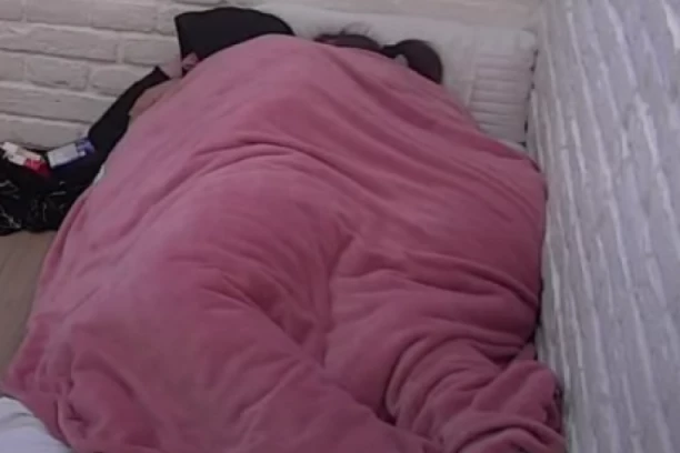 BEBICA NA APARATIMA: Miljana i Zola završili zajedno u krevetu, Aleksandra i Filip im se pridužili (VIDEO)