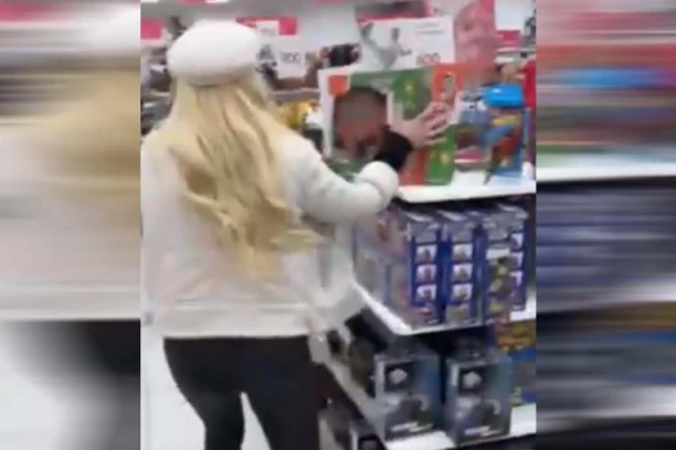 RUŠI SVE PRED SOBOM! ŠOKANTAN SNIMAK: Nakon što je uhvaćena u krađi, žena počela da obara sve sa rafova i TUČE ZAPOSLENE! (VIDEO)