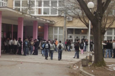 SKANDAL U SREDNJOJ ŠKOLI! Profesor imao intimne odnose sa učenicom, DIREKTORU STIGAO SNIMAK! Usledile pretnje!