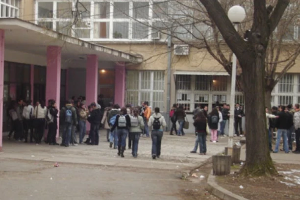 SKANDAL U SREDNJOJ ŠKOLI! Profesor imao intimne odnose sa učenicom, DIREKTORU STIGAO SNIMAK! Usledile pretnje!