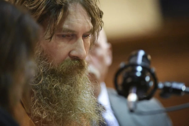 IZBO GA, POJEO MU TESTISE I OBESIO ZA GLEŽNJEVE! Kanibalu iz Mičigena doživotni zatvor!