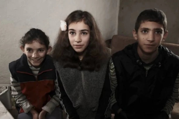 DRUGARI NEĆE DA SE DRUŽE SA NAMA JER SMO SIROTINJA! Priča porodice Rašković slama srca, žive u jezivim uslovima (FOTO)