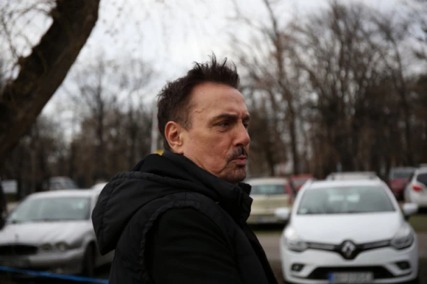 ZAŠTO JE KEBA NA SAHRANI ARMINA DONEO BELU RUŽU? Otkrivamo značenje koje tera suze na oči! (FOTO)