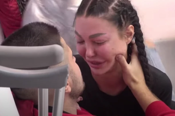 BILAL BRAJLOVIĆ SKINUO GIPS, A ZAŠIVENE RANE OD OPERACIJE SVUDA PO NOZI: Pogledajte kako izgleda unakažen Majin dečko! (FOTO)