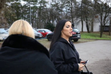 DARA BUBAMARA PUKLA! Bivše drugarice postale krvni neprijatelji Seka oduvala Daru, sve radi da je uništi!