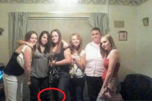 UBEĐENE SU DA JE KUĆA UKLETA: Grupa devojaka se fotografisala pred izlazak, ali kad su pogledale sliku na kompjuteru OSTALE SU BEZ REČI (FOTO)