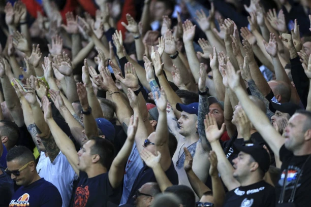 "AJMO USTAŠE, ZA DOM SPREMNI!" Stravične scene i sramno fašištičko divljanje u Hrvatskoj! Zar ovako izgleda vladavina prava?! (VIDEO)