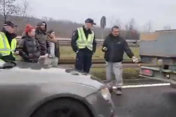 UDES NA AUTOPUTU! Sudar Audia i šlepera kod Niša!