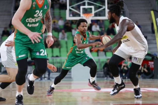 RAZBIJANJE NA SITNE DELIĆE: Totalna dominacija!