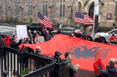 ZASTAVA VELIKE ALBANIJE I OVK I UVREDLJIVE PORUKE! Nove provokacije ispred zgrade misije Srbije u Njujorku! (FOTO, VIDEO)