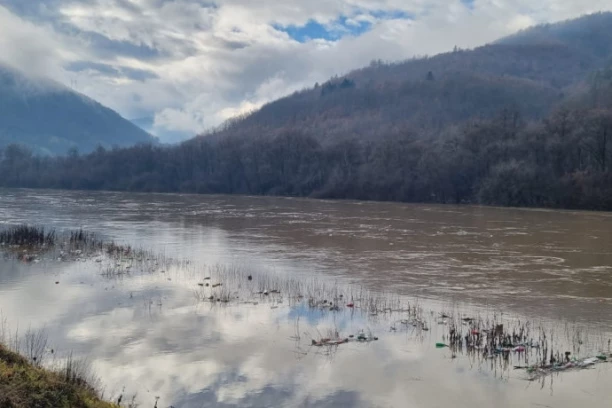 STRAH OD NOVIH POPLAVA! REKE U SRBIJI PRED IZLIVANJEM: Sektor za vanredne situacije u pripravnosti - razmišlja se i o evakuaciji građana (FOTO)