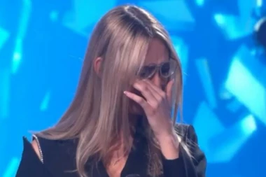 ZVEZDA GRANDA GRCALA U SUZAMA NA SCENI: Raspala se zbog odluke žirija, voditeljka joj pritekla u pomoć! (FOTO)