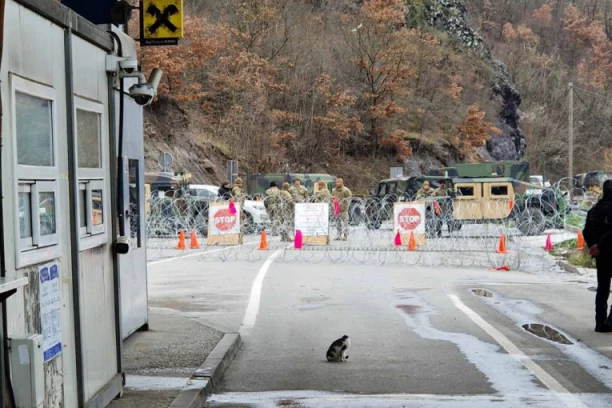 KFOR SE RASPOREĐUJE NA JARINJU! Postavljena bodljikava žica! (FOTO)