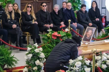 TUGA U RIMU - REKA LJUDI SE OPRAŠTA OD SINIŠE: Izložen Mihin kovčeg, porodica uz njega, a hiljade navijača u suzama! (FOTO)