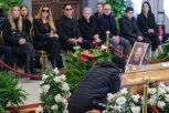 TUGA U RIMU - REKA LJUDI SE OPRAŠTA OD SINIŠE: Izložen Mihin kovčeg, porodica uz njega, a hiljade navijača u suzama! (FOTO)
