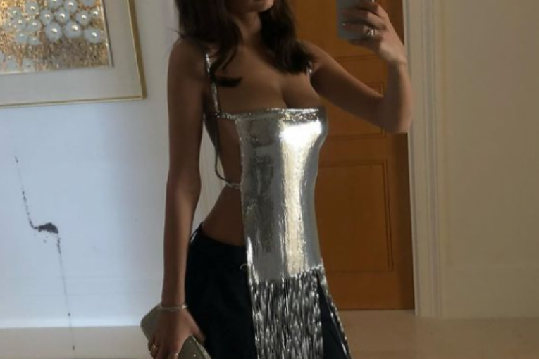 Emili pokazuje odličnu liniju u crnim pantalonama